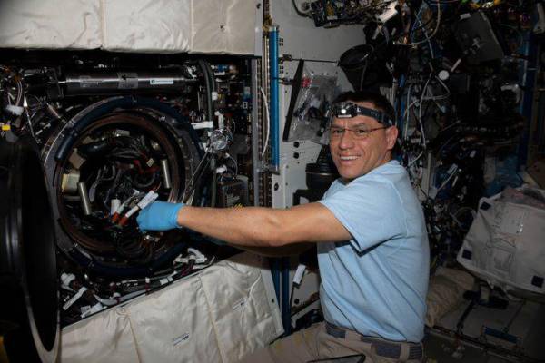 Se hablará español en la Luna y en Marte, pronostica astronauta latino Frank Rubio