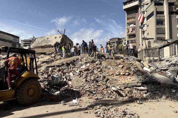 <i>Personas ayudan a remover escombros de edificios derrumbados por los terremotos este jueves, en el sector San Bernardino, en Caracas (Venezuela). EFE/ Carlos Seijas</i>