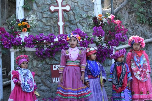 <i>Personas participan en las celebraciones del Domingo de Ramos durante el inicio de las festividades de la Semana Santa, en Ciudad de Guatemala (Guatemala). EFE/ Alex Cruz</i>