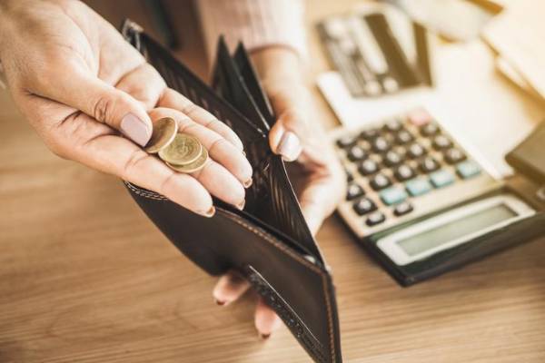 <i>Aunque los montos y los ritmos de ajuste son dispares, el común denominador en la región es la búsqueda de mayor estabilidad social en un contexto aún marcado por la informalidad y la desigualdad. Foto de Doucefleur / Getty Images/iStockphoto</i>