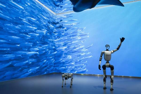<i>Imagen de archivo de un robot humanoide saludando a los visitantes de un evento tecnológico en Beijing (China). EFE/EPA/ANDRES MARTINEZ CASARES</i>
