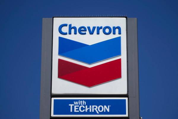 <i>Chevron se ha mostrado renuente a invertir capital en el país hasta que se reduzcan los impuestos y regalías a la producción petrolera. EFE/EPA/ALLISON DINNER</i>