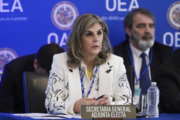 <i>La diplomática colombiana Laura Gil habla este lunes 5 de mayo de 2025 en la sede de la Organización de los Estados Americanos (OEA), en Washington. EFE/ Lenin Nolly</i>