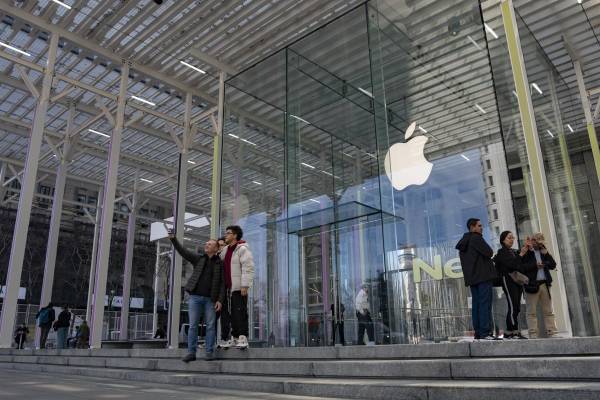 <i>Personas se toman un foto en la entrada de la tienda Apple de la Quinta Avenida este lunes, en Nueva York (Estados Unidos). EFE/ Angel Colmenares</i>
