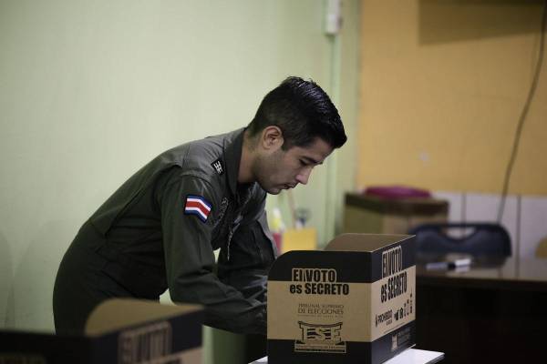 <i>Los costarricenses acuden a las urnas para elegir al presidente y a los 57 diputados del Congreso para el periodo 2026-2030, tras una campaña electoral marcada por la ventaja en las encuestas de la oficialista del derechista Partido Pueblo Soberano, Laura Fernández, y el intento de los restantes 19 candidatos por meterse en la pelea y avanzar a una eventual segunda ronda. EFE/Jeffrey Arguedas</i>