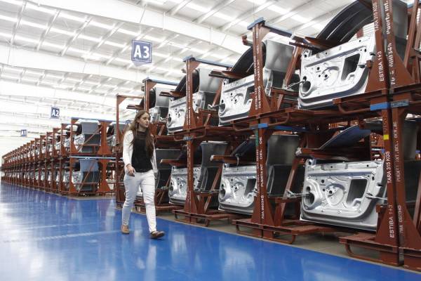 <i>Fotografía de archivo de una nueva planta de autopartes española Gestamp, instalada en el estado de Puebla (México). Imagen de archivo. EFE/Francisco Guasco</i>