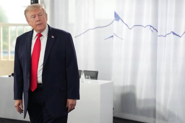 El presidente estadounidense, Donald Trump, espera el inicio de una sesión de trabajo en la cumbre del G7 en Évian, Francia, el 16 de junio de 2026. EFE/EPA/THIBAULT CAMUS / POOL MAXPPP OUT