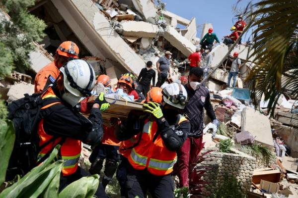 <i>Los equipos de búsqueda y rescate urbano de otros países desplegados ascienden ya a 30, sumando 1.600 efectivos y 100 perros para buscar víctimas entre los escombros. Foto de cortesía</i>
