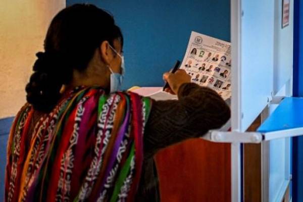 Ganadores de la primera vuelta electoral en Guatemala piden garantizar resultados