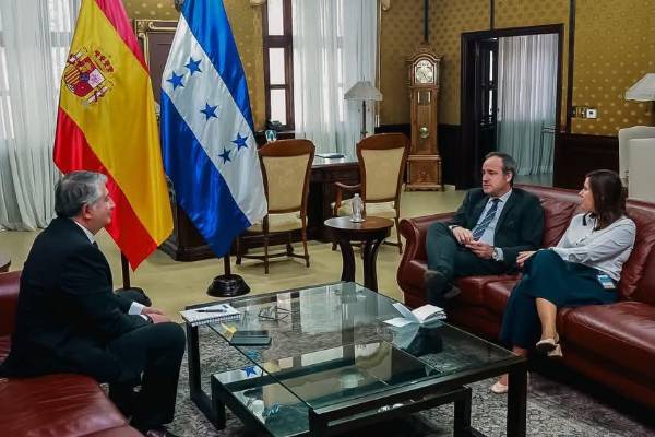 <i>El Gobierno de Honduras y la Embajada de España avanzaron en la identificación de nuevas oportunidades de inversión, generación de empleo y cooperación bilateral. Foto de cortesía</i>