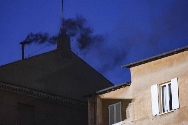 <i>Humo negro sale de la chimenea en el techo de la Capilla Sixtina el primer día del cónclave para elegir un nuevo papa en la Ciudad del Vaticano, 07 de mayo de 2025. (Papa) EFE/EPA/FABIO FRUSTACI ```</i>