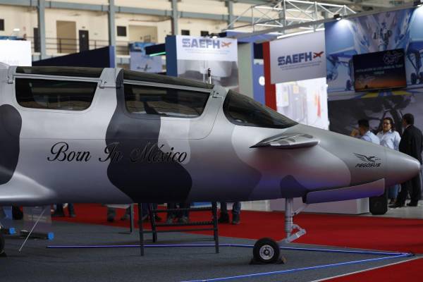<i>Fotografía del avión modelo Pegasus PE-210 A durante su presentación este miércoles, en la base militar aérea de Santa Lucía (México). La compañía Oaxaca Aerospace anunció que el primer avión diseñado y fabricado en México saldrá al mercado a partir de 2026 con tecnología del sur del país. EFE/ Sáshenka Gutiérrez</i>