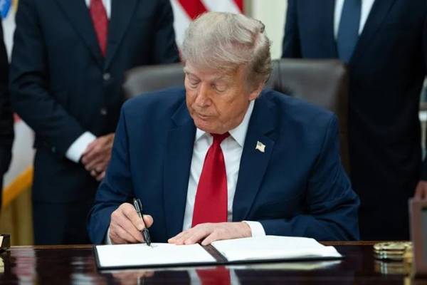 En su cuenta de <i>Truth Social</i><i><b>,</b></i><b> Trump había amenazado </b>a Canadá, el viernes pasado, con nuevos aranceles por el humo de los incendios forestales que afectó el norte y el este de Estados Unidos. (Foto: EFE)