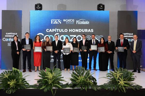 Líderes empresariales de Honduras recibieron reconocimientos como Doble Confianza y Empresas líderes de Alta Confianza. Fotos Yoseph Amaya y Moisés Valenzuela.