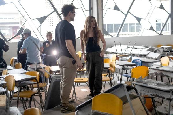 <i>La cantante colombiana Shakira visit la Institución educativa Carrasquilla Industrial, luego del terremoto de magnitud 7,4 en Quibdó (Colombia). EFE/ STR</i>