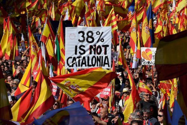 'Cataluña es España', revindica una multitud en las calles de Barcelona