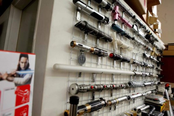 Fanáticos de Star Wars fabrican sus propias espadas láser