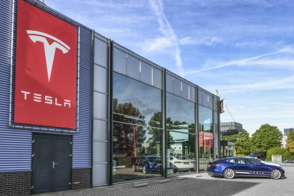 Tesla llama a revisión más de 360.000 autos en EEUU