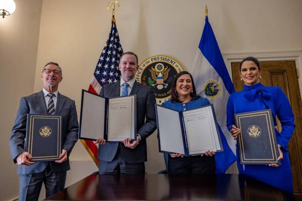 <i>Los Gobiernos de Estados Unidos y El Salvador firmaron el primer acuerdo de comercio reciproco en el Hemisferio Occidental que, entre otros puntos, supone la eliminación de aranceles. Foto de cortesía</i>