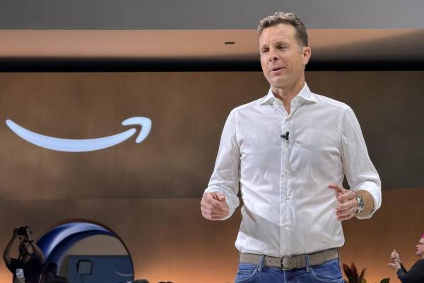 El creador de las cámaras Ring, Jamie Siminoff, habla durante un evento de Amazon este martes, en Nueva York (Estados Unidos). EFE/ Sarah Yáñez-Richards