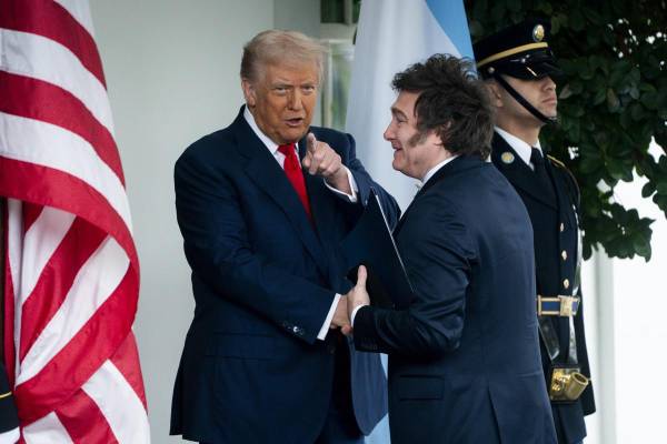 <i>El presidente de EE.UU., Donald Trump, y el mandatario de Argentina, Javier Milei, el 14 de octubre de 2025. EFE/WILL OLIVER</i>
