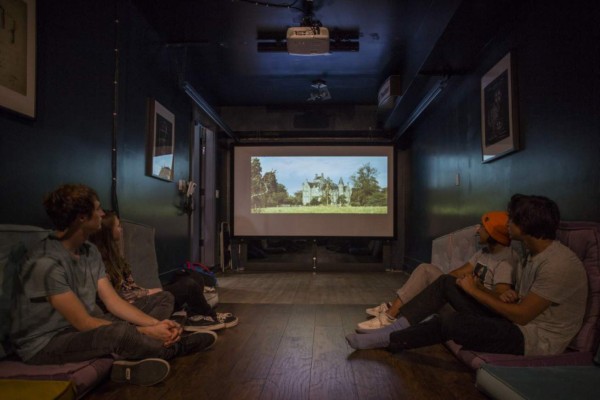 Vivir en una cápsula: una opción 'barata' para jóvenes que llegan a Los Ángeles