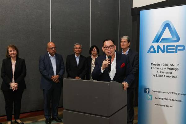 <i>La junta directiva está integrada por José Antonio Velásquez, de Casalco; Carlos Francisco Aguilar, de ASDER; Vilma de Calderón, de Asileche; Carmen Estela Pérez, de Inquifar; y René Novellino, de Asafondos. Foto de cortesía</i>