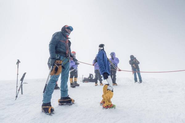 <i>El robot humanoide llamado Pemba (c) en la cumbre del volcán Chimborazo. EFE/ David Gutiérrez </i>