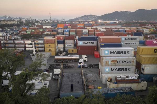 <i>Fotografía aérea de contenedores de carga el 15 de julio de 2025 en el puerto de Santos (Brasil). En la ofensiva de Donald Trump contra Brasil, la mayor economía de América Latina, se cruzan la economía, la política y la justicia, pero todo converge en un punto: el juicio al expresidente Jair Bolsonaro por intento de golpe de Estado. EFE/ Isaac Fontana</i>