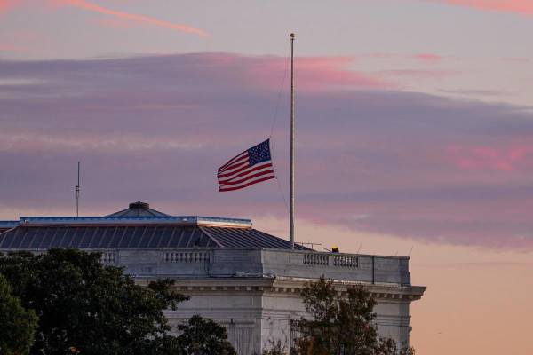 <i>Foto de archivo de las banderas estadounidenses en las oficinas de la Cámara de Representantes y del Senado en Washington D. C., Estados Unidos, el 4 de noviembre de 2025. EFE/AARON SCHWARTZ</i>