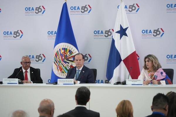 <i>De izquierda; el secretario general de la Organización de los Estados Americanos (OEA), Albert R. Ramdin; el canciller de Panamá, Javier Martínez Acha y la secretaria general adjunta de la OEA, Laura Gil, participan en una rueda de prensa previa a la 56 Asamblea General de la OEA este domingo, en Ciudad de Panamá (Panamá). EFE/ Aris Mariota</i>