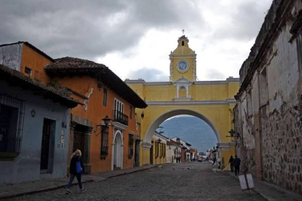 <i>Los destinos más cotizados por extranjeros para esta época son Antigua Guatemala, con el 35% de participación. FOTO JOHAN ORDONEZ / AFP</i>