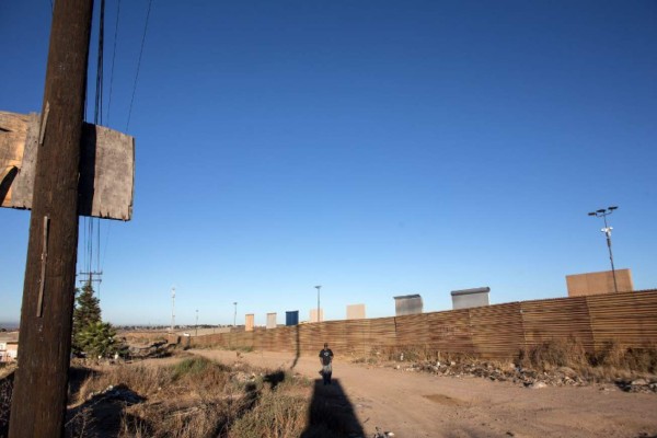 Los prototipos del muro de Trump ya se levantan en el desierto