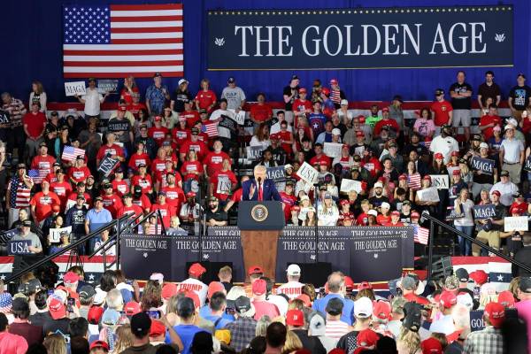 <i>El presidente, Donald Trump, habla durante la celebración de los primeros 100 días de su segundo mandato este martes, en Míchigan (Estados Unidos). Trump plantó cara a las distintas resoluciones emitidas por los tribunales e incluso por el Supremo contra sus políticas y aseguró que nada lo detendrá en su objetivo de mantener el país seguro de nuevo. EFE/ Octavio Guzmán</i>