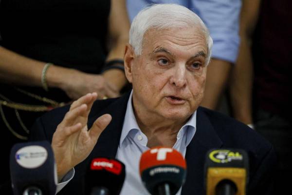 <i>Ricardo Martinelli estaría impedido de postularse en las elecciones de mayo. FOTO AFP</i>