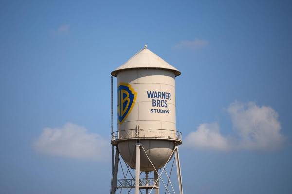 <i>Foto de archivo de la torre de agua de los estudios Warner Bros., en Burbank, California, el 11 de septiembre de 2025. EFE/ALLISON DINNER</i>