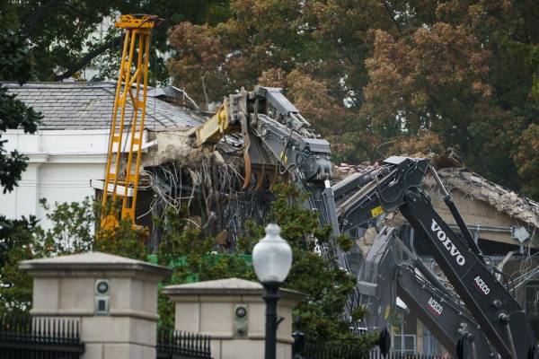 <i>Vista general de un grupo de grúas, este 21 de octubre, durante las labores de demolición del Ala Este de la Casa Blanca, para dar paso a la construcción de un salón de baile, en Washington DC (EE.UU.). EFE/Will Olíver</i>