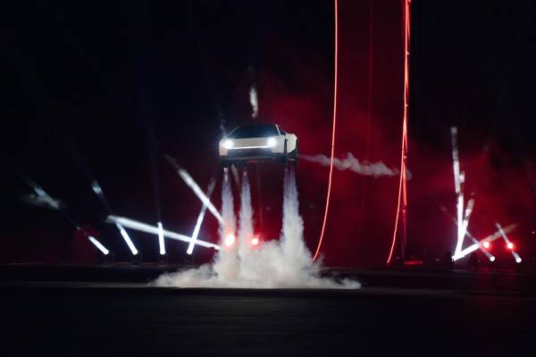 <i>Musk afirmó que el Roadster será el único automóvil de Tesla diseñado para la conducción manual a largo plazo, mientras la compañía concentra sus esfuerzos en los vehículos autónomos y la robótica. Foto de cortresía</i>