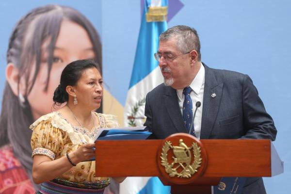 <i>La ministra de trabajo de Guatemala, Miriam Roquel junto a el presidente de Guatemala, Bernardo Arevalo de León participan en una rueda de prensa este lunes, en el Palacio Nacional de la Cultura, en Ciudad de Guatemala (Guatemala). Una misión de alto nivel de la Organización Internacional del Trabajo (OIT) arribará este martes a Guatemala para evaluar la situación de la libertad sindical en el país centroamericano. EFE/ Mariano Macz</i>