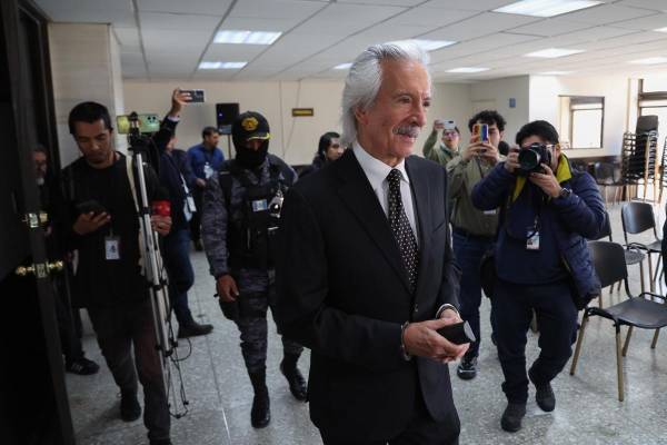 <i>El periodista José Rubén Zamora Marroquín camina a su llegada a una audiencia este jueves, en el Juzgado Segundo Penal en Ciudad de Guatemala (Guatemala). Un juez penal guatemalteco otorgó el arresto domiciliario por uno de los tres casos que enfrenta el reconocido periodista José Rubén Zamora Marroquín, encarcelado desde hace casi cuatro años y quien está a la espera de una resolución en otro caso en su contra. EFE/ STR</i>