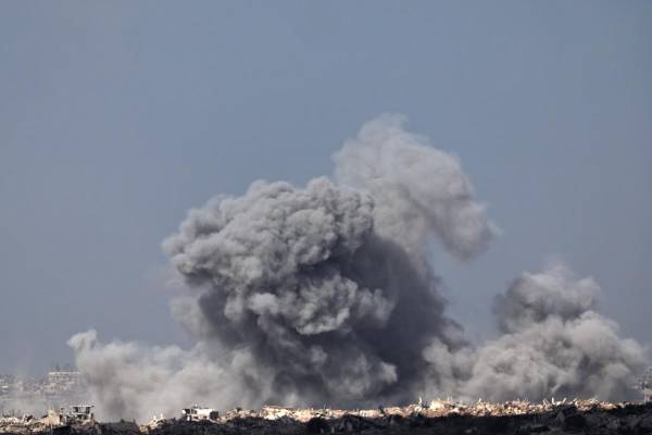 <i>No revelado (Israel), 10/10/2025.- Humo se eleva tras un ataque aéreo israelí en la zona norte de la frontera entre Israel y Gaza, visto desde el sur de Israel, el 10 de octubre de 2025, a pesar del acuerdo de alto el fuego entre Israel y Hamás en el marco de la primera fase del plan de paz de Gaza. La oficina del primer ministro Benjamin Netanyahu anunció el 9 de octubre que el gobierno israelí había aprobado el plan de alto el fuego y liberación de rehenes en Gaza. EFE/EPA/ATEF SAFADI</i>