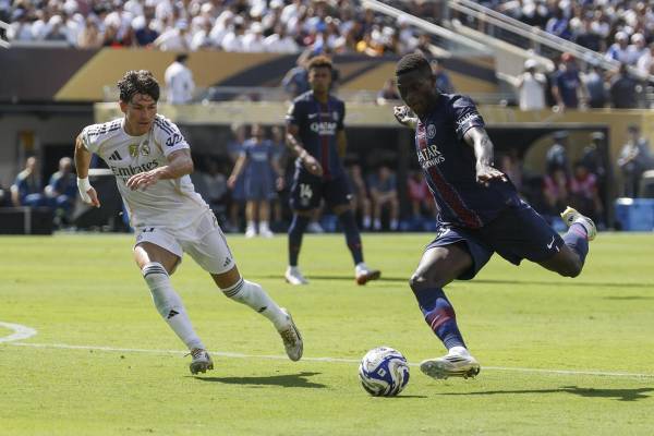 <i>El portugués Nuno Mendes (d) prepara un centro al área del Real Madrid ante la marca del lateral Fran Garcia durante el partido jugado este martes en East Rutherford (Nueva Jersey) que clasificó al club francés a la final del Mundial de Clubes con una goleada por 4-0. EFE/EPA/CJ GUNTHER</i>