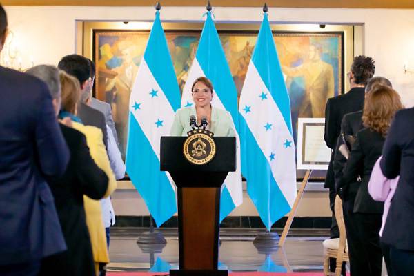 La presidenta de Honduras, Xiomara Castro, dijo que, como comandante general de las Fuerzas Armadas, ha ordenado que se cumpla la misión patriótica de custodiar un proceso democrático libre y transparente. Foto de cortesía