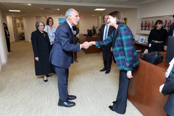 <i>Fotografía cedida por el Banco Interamericano de Desarrollo (BID) de su vicepresidenta de Sectores y Conocimiento, Ana María Ibáñez (d), saludando al presidente electo de Honduras, Nasry 'Tito' Asfura, a su llegada este martes, a la sede del organismo financiero en Washington (Estados Unidos). EFE/BID </i>