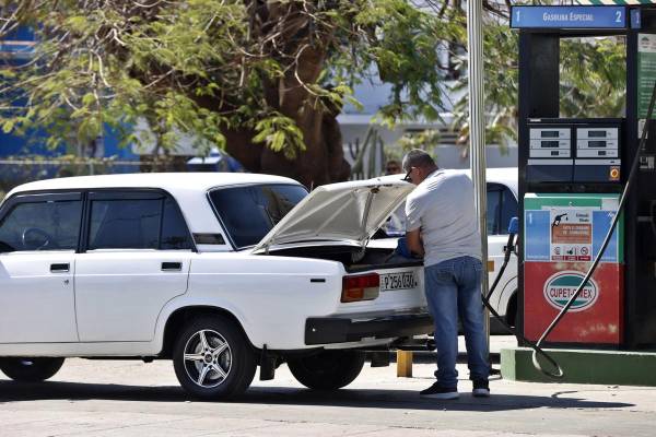 Fotografía de archivo de una persona que abastece combustible en un vehículo en La Habana (Cuba). EFE/ Ernesto Mastrascusa