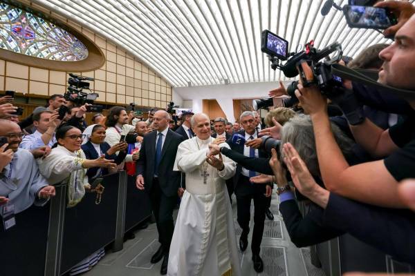 <i>El papa León XIV este lunes durante una audiencia con representantes de los medios de comunicación, en la Sala Nervi del Vaticano. EFE/EPA/ANDREA SOLERO</i>
