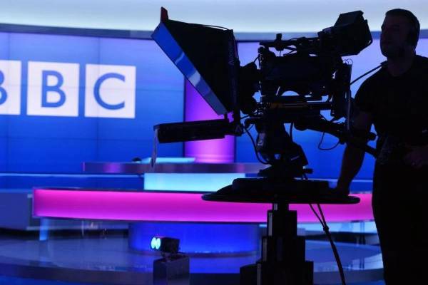 <i>Como otros medios de comunicación, la BBC se enfrenta a la competencia de plataformas de contenidos digitales y a la carta, así como a la presión de empresarios y políticos británicos, sobre todo de derecha, que consideran que su actividad supone una competencia desleal al sector privado. Foto de cortesía</i>