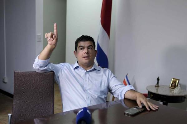 <i>Fotografía del 8 de enero de 2026 del candidato presidencial por el Partido Liberación Nacional (PLN) en Costa Rica, Álvaro Ramos, hablando en entrevista con EFE, en San José (Costa Rica). Ramos afirmó que su país debe alejarse de propuestas que apuntan a la concentración del poder y apostar por el fortalecimiento de la clase media y la educación para combatir flagelos como el narcotráfico. EFE/ Jeffrey Arguedas</i>