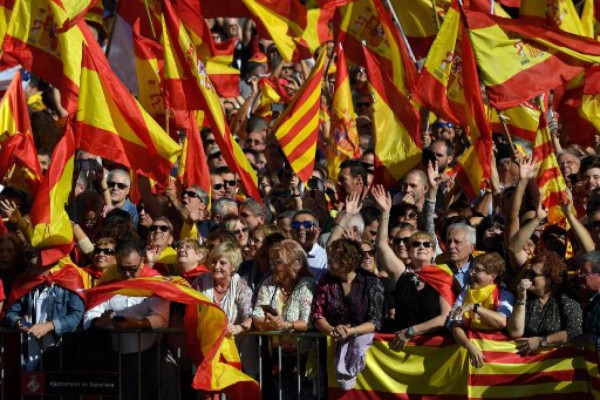 'Cataluña es España', revindica una multitud en las calles de Barcelona