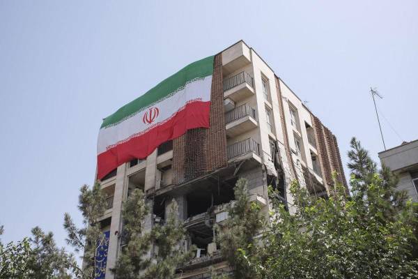 <i>Vista de un edificio que fue alcanzado por un proyectil israelí en el área de Marzdaran de Teherán. Los iraníes han recibido con alivio el alto el fuego que puso fin a la guerra con Israel tras 12 días de bombardeos que causaron 627 muertos y que provocó la huída de miles de personas de la capital, aunque pervive la incertidumbre ante el futuro. EFE/Jaime León</i>